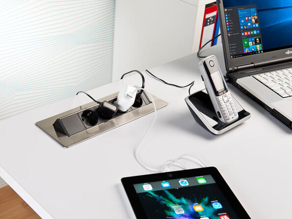 Idéale pour éviter les emmêlements de câbles, cette multiprise offre un gain de place non négligeable. Son boîtier en acier brossé apporte également une touche design au meuble sur lequel elle est installée