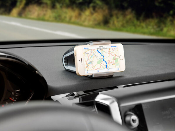 Pince crocodile flexible mise en situation avec un smartphone