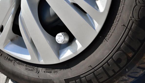 Installez les 4 capteurs facilement et en quelques gestes : vissez-les aux valves des 4 roues de votre véhicule à l’aide de l’outil fourni. Branchez ensuite le récepteur avec écran intégré à la prise allume-cigare et le tour est joué