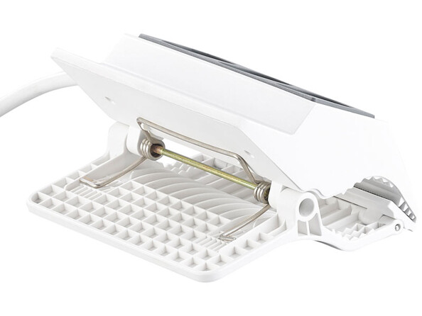 Multiprise 3 prises. Vue zur la pince de fixation