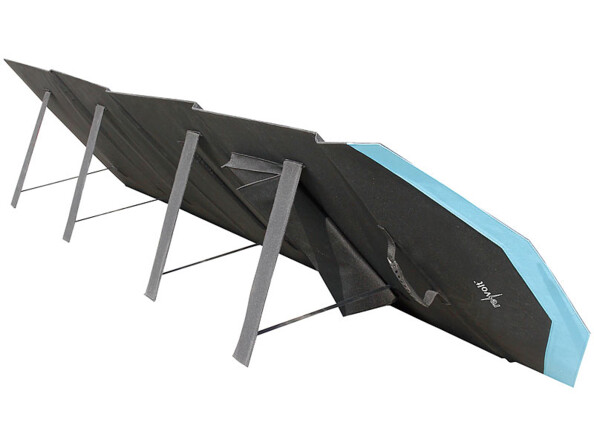 Panneau solaire Revolt de 200 W avec pieds de support pliables.