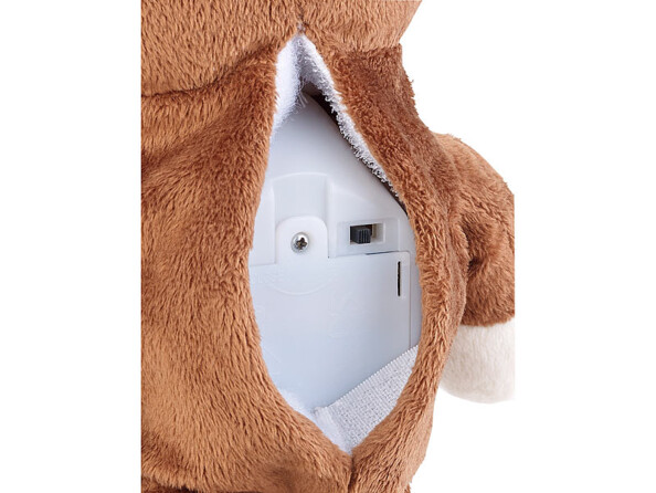 Emplacement pour piles situé au dos de la peluche qui marche et parle