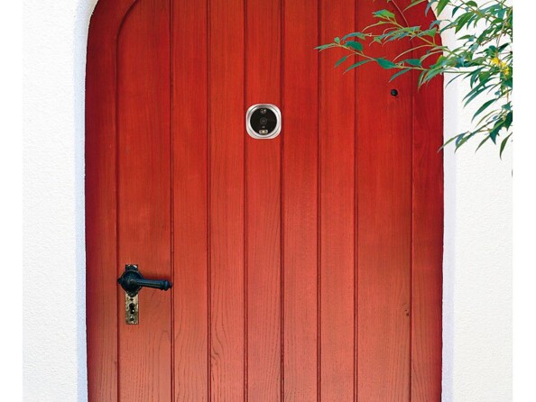 Porte marron avec vue sur le côté extérieur de l'appareil avec caméra, système d'alarme et capteur PIR