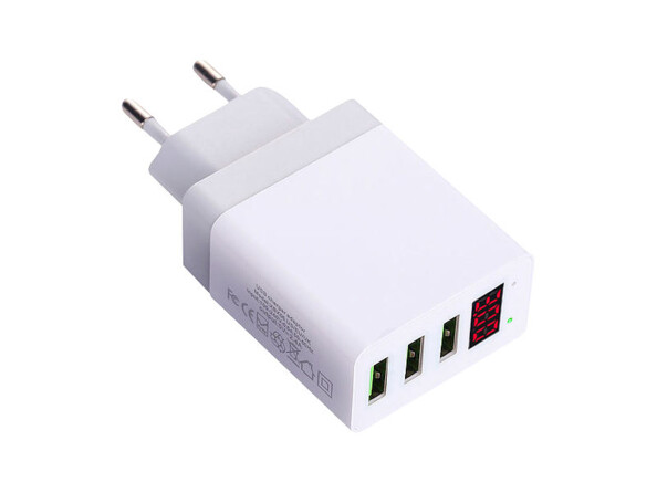 Chargeur secteur avec 3 ports USB. Recharge les appareils mobiles USB