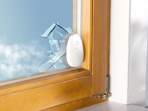 Mise en situation du capteur VisorTech fixé sur une fenêtre et détectant un bris de vitre