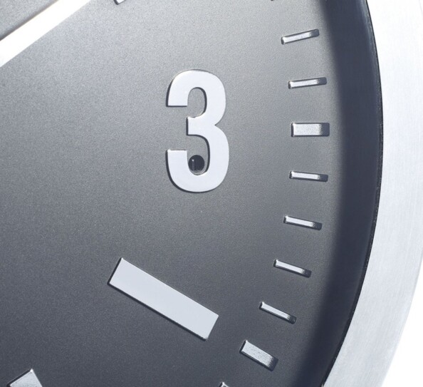 Horloge murale design avec caméra vidéo HD intégrée