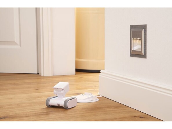 Robot de surveillance vidéo en train de retourner à la station de chargement