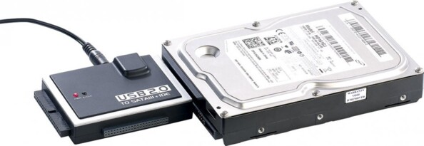 Branchez votre disque dur tel quel directement sur l'adaptateur, reliez le tout par câble USB à votre ordinateur, et le tour est joué !