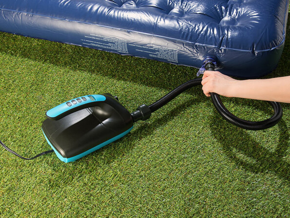 Pompe à air électrique pour bateau pneumatique et planche AGT. Mise en situation.