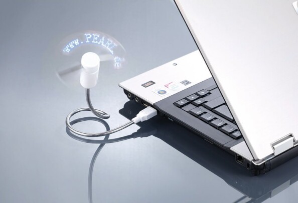 Ventilateur de bureau connecté à un ordinateur portable par USB avec affichage d'un texte