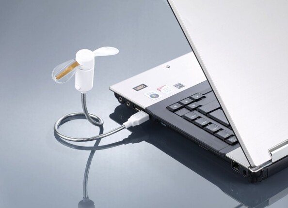 Mini ventilateur personnel branché en USB sur un notebook