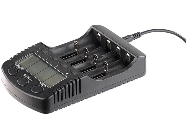Chargeur rapide haute performance avec écran et 4 accus NiMH type AAA
