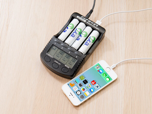 Chargeur rapide haute performance avec écran et 4 accus NiMH type AA