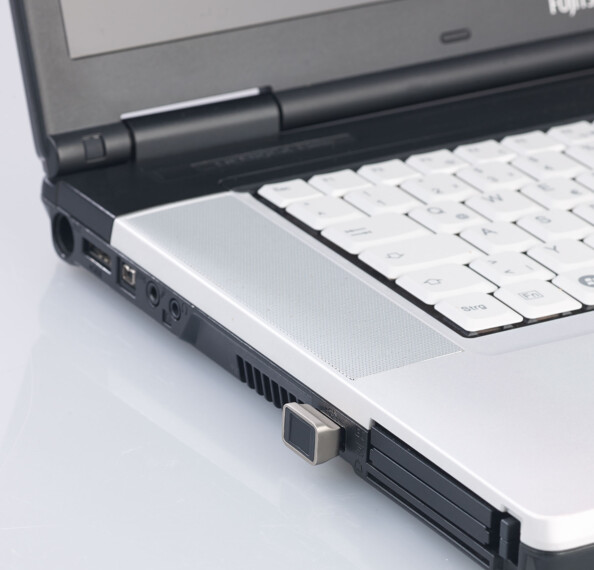 Gestion pratique des logins en ligne : Installez simplement le logiciel inclus afin de pouvoirvous connecter aux comptes Facebook, Instagram, e-mail et Amazon d'un simple effleurement du doigt. Remplacez les mots de passe par vos empreintes digitales