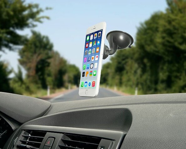 Smartphone fixé sur l'aimant du support à ventouse