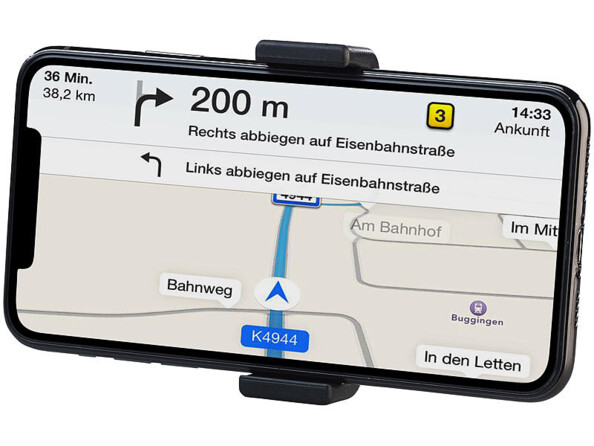 Téléphone portable tactile nouvelle génération fixé au centre à un support automobile pour smartphone dont les pinces dépassent des bords du téléphone à l'écran allumé sur une application de navigation en cours de fonctionnement indiquant un itinéraire