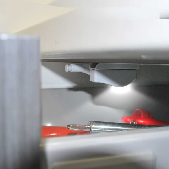 Des petites lampes à charnière pour illuminer l'intérieur d'un placard ou d'une armoire.