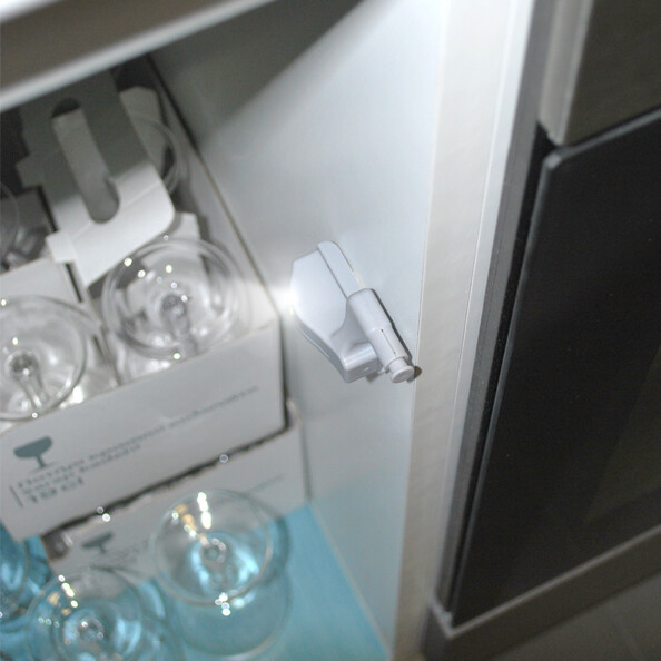 Éclairez l'intérieur d'un placard grâce à ces lampes à charnière LED.