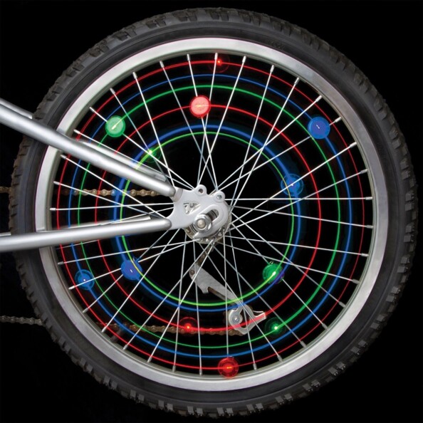 Roue de vélo avec des mini LED de couleurs fixées sur les rayons.