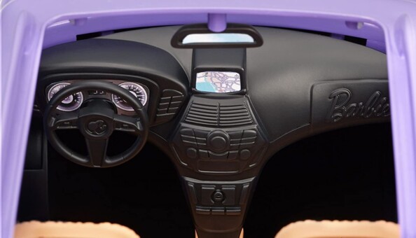 Le tableau de bord du 4x4 violet Barbie décapotable.