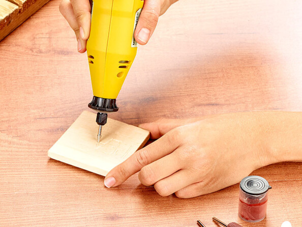 Perçage dans du bois à l'aide de l'outil multifonction MFW-300 et de la panne adaptée.