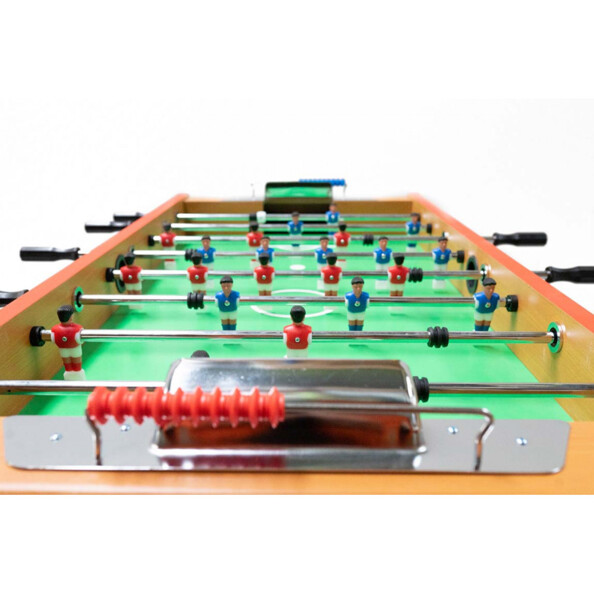 Zoom sur la table de jeu du babyfoot de bistrot coloris chêne