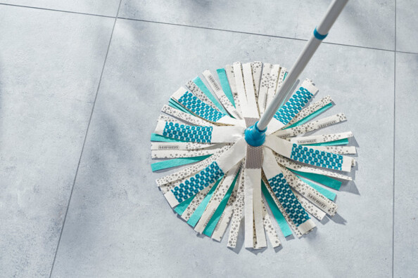 Balais à frange Power Mop de Leifheit vue entrain de nettoyer le sol