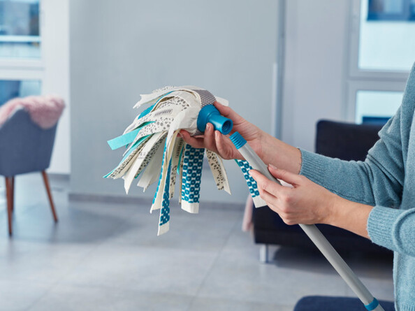 Balais à frange Power Mop de Leifheit vue avec la tête à visser sur le manche