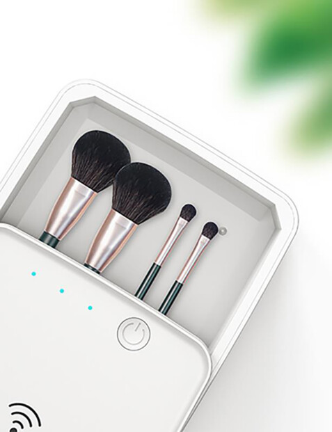 Stérilisez vos pinceaux de maquillage à l'aide d'un mini boîtier UV.