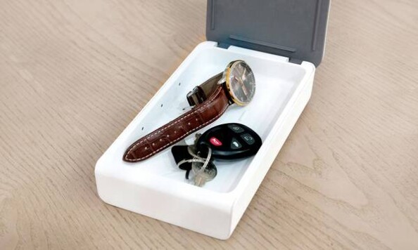 Mettez votre montre, clés, lunettes, bijoux et même votre smartphone dans la SteriBox UV-C.