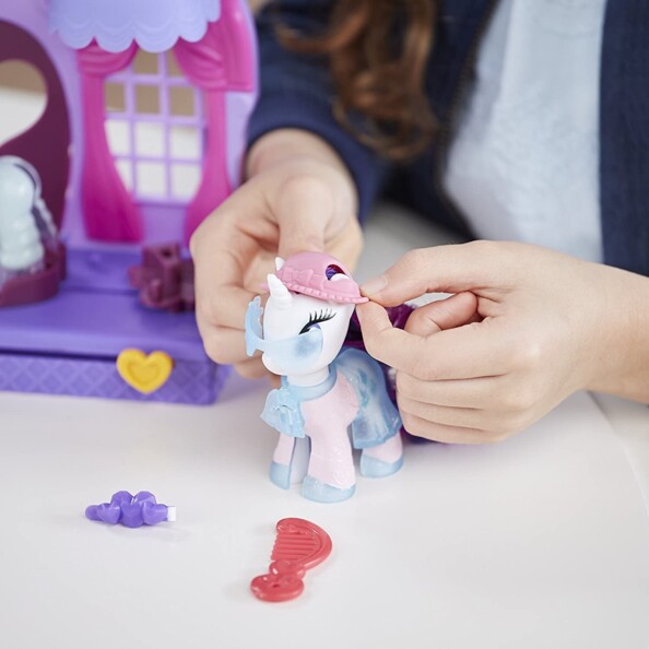 Personnalise la tenue de ton cheval dans la Boutique magique My Little Pony.