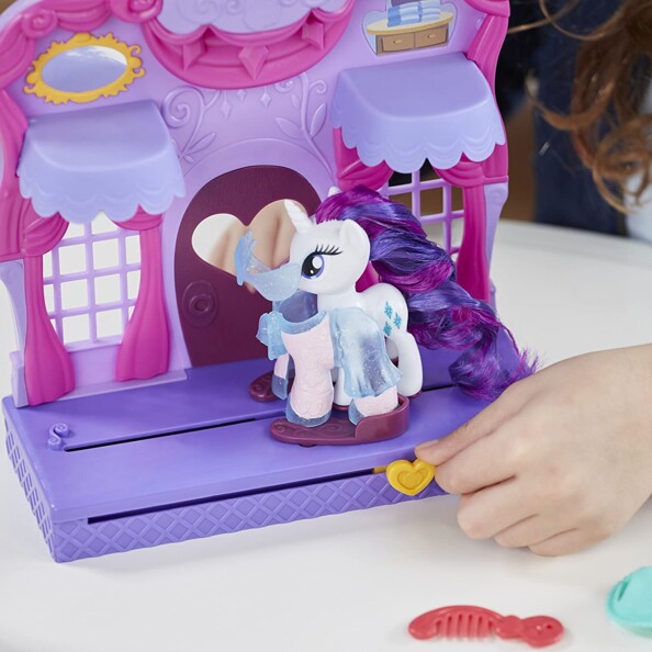 Fait défiler ton cheval sur la piste de la Boutique magique My Little Pony.
