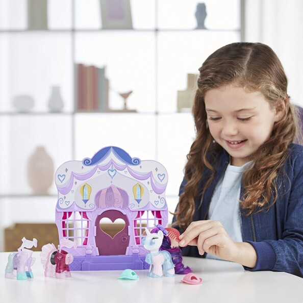 Une boutique My Little Pony avec des accessoires et tenues différentes pour ton cheval.