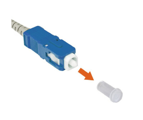 Enlevez le bouchon de sécurité sur le connecteur bleu de votre câble de fibre optique.