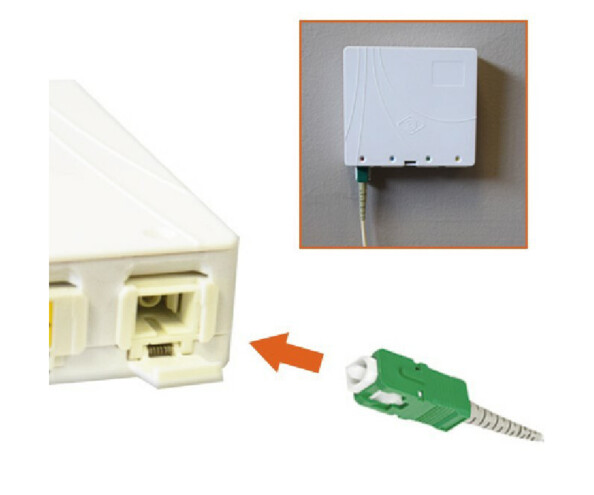 Branchez le connecteur vert de votre câble de fibre optique à votre prise terminale optique (PTO).