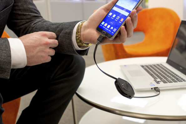 Utilisation du câble USB vers Micro-USB Retrak pour recharger un Samsung Galaxy.