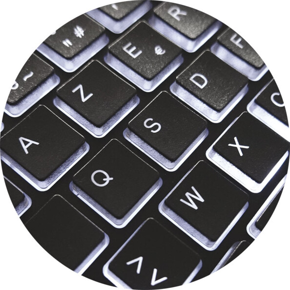 La lumière LED blanche sous les touches du clavier USB lumineux General Keys.