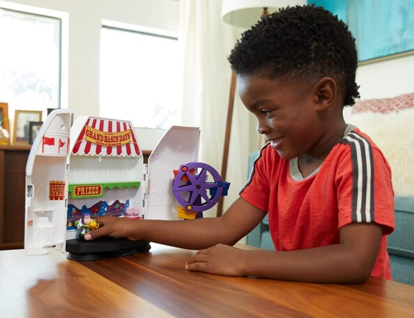 Un petit garçon qui s'amuse avec son coffret carnaval aventure Buzz l'Éclair.