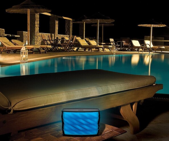 Mise en situation de l'enceinte IBT85 de nuit, au bord d'une piscine.