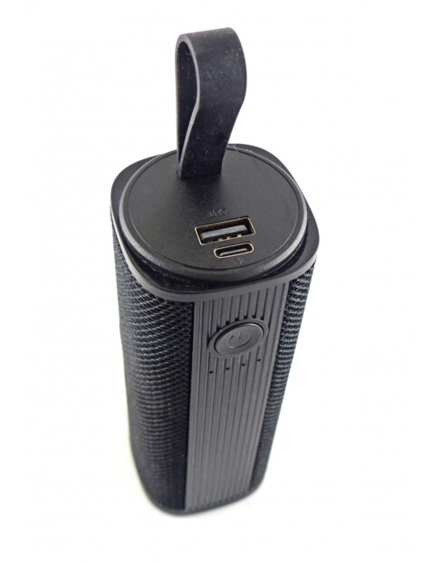 Le port USB de l'enceinte portbale Inovalley avec fonction batterie de secours.