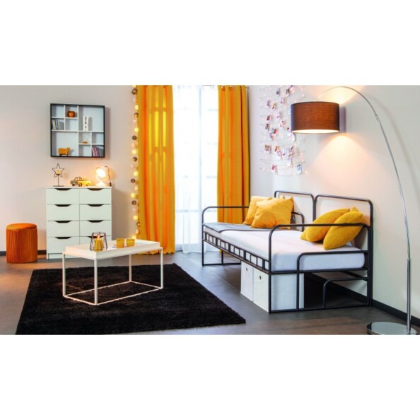 Installation de la vitrine murale "Decem" dans une pièce à vivre en appartement.