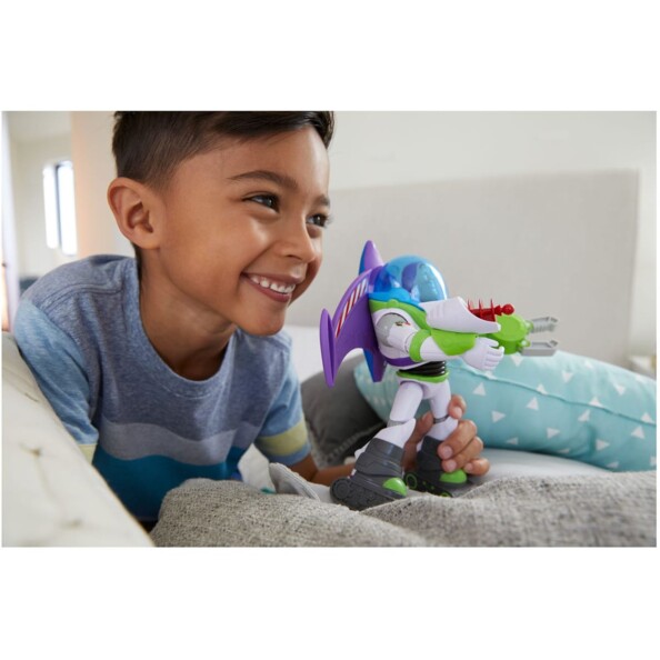 Un petit garçon qui s'amuse avec sa figurine Buzz l'Éclair Super Armure !