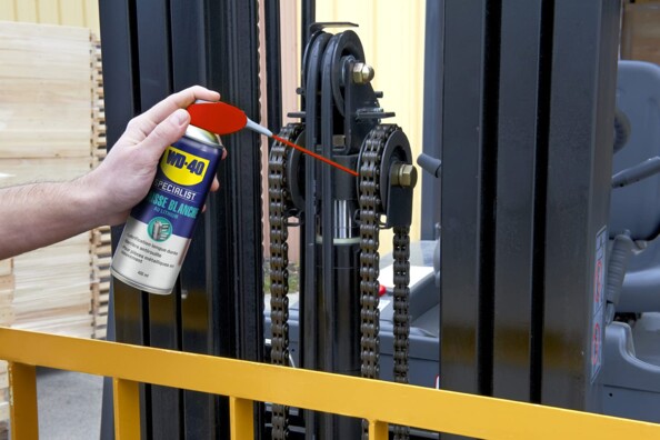 Graisse blanche au lithium "Specialist" WD-40 contenance 400 ml mise en situation sur une chaîne