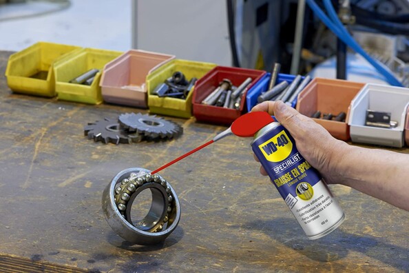 Graisse longue durée "Specialist" WD-40 400 ml vue mise en situation avec un roulement à billes
