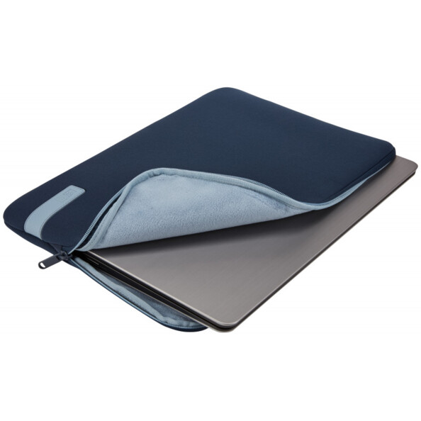 Un MacBook de 15,6" transporté dans une housse Reflect de la marque Case Logic.
