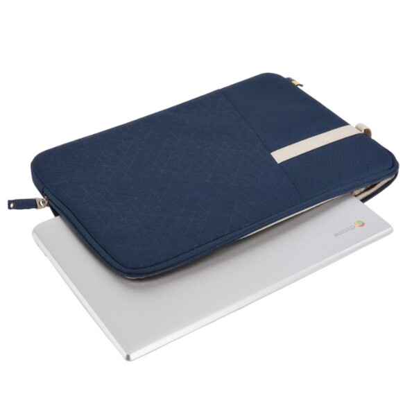 Un PC portable Chromebook transporté dans une housse Ibira Case Logic.
