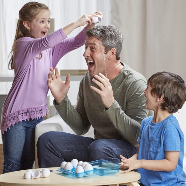 Le perdant au jeu "Tête d'oeuf" doit se casser un oeufs rempli d'eau sur la tête !