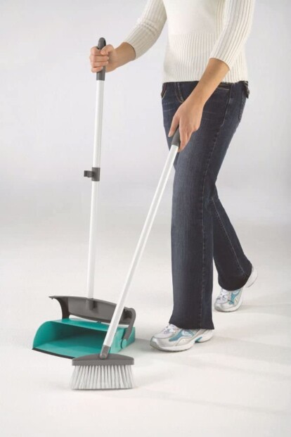 Pelle et balais professionnels leifheit 59117 mise en situation avec personne passant le balais