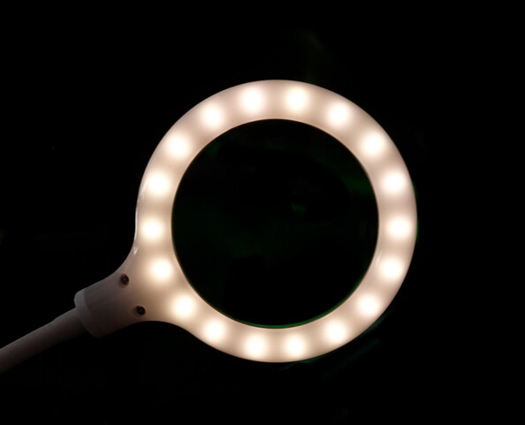Lampe-loupe avec 36 LEDen mode couleur blanc chaud