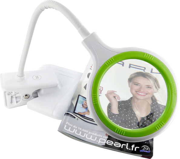 Lampe-loupe USB 36 LED. Mise en situation avec un catalogue PEARL